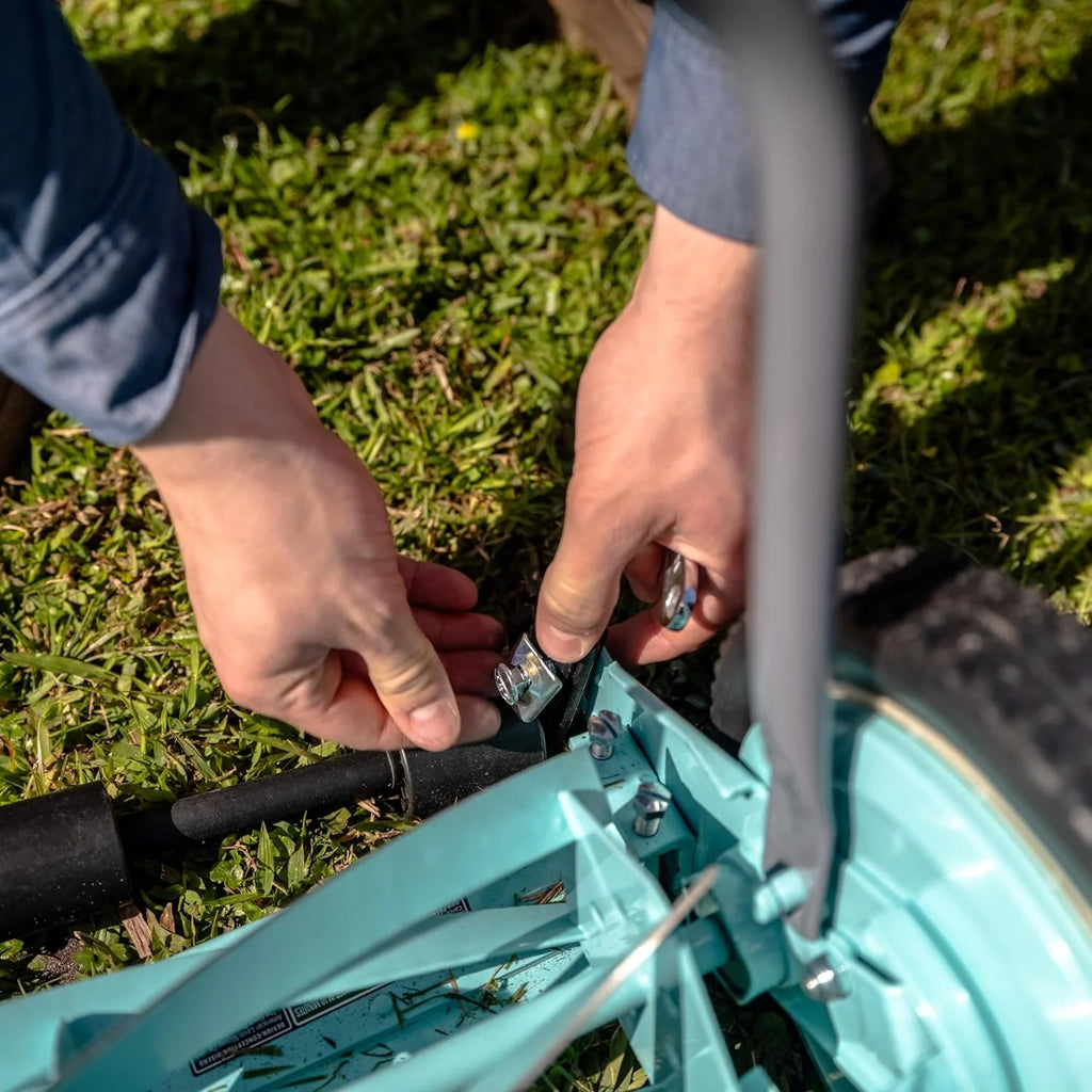 Mower Company 1725-16GC 16-inch 7-blade reel mower with grass debris collection device, designed specifically for lawns, green model(16-Inch， 7-Blade with Grass Catcher)