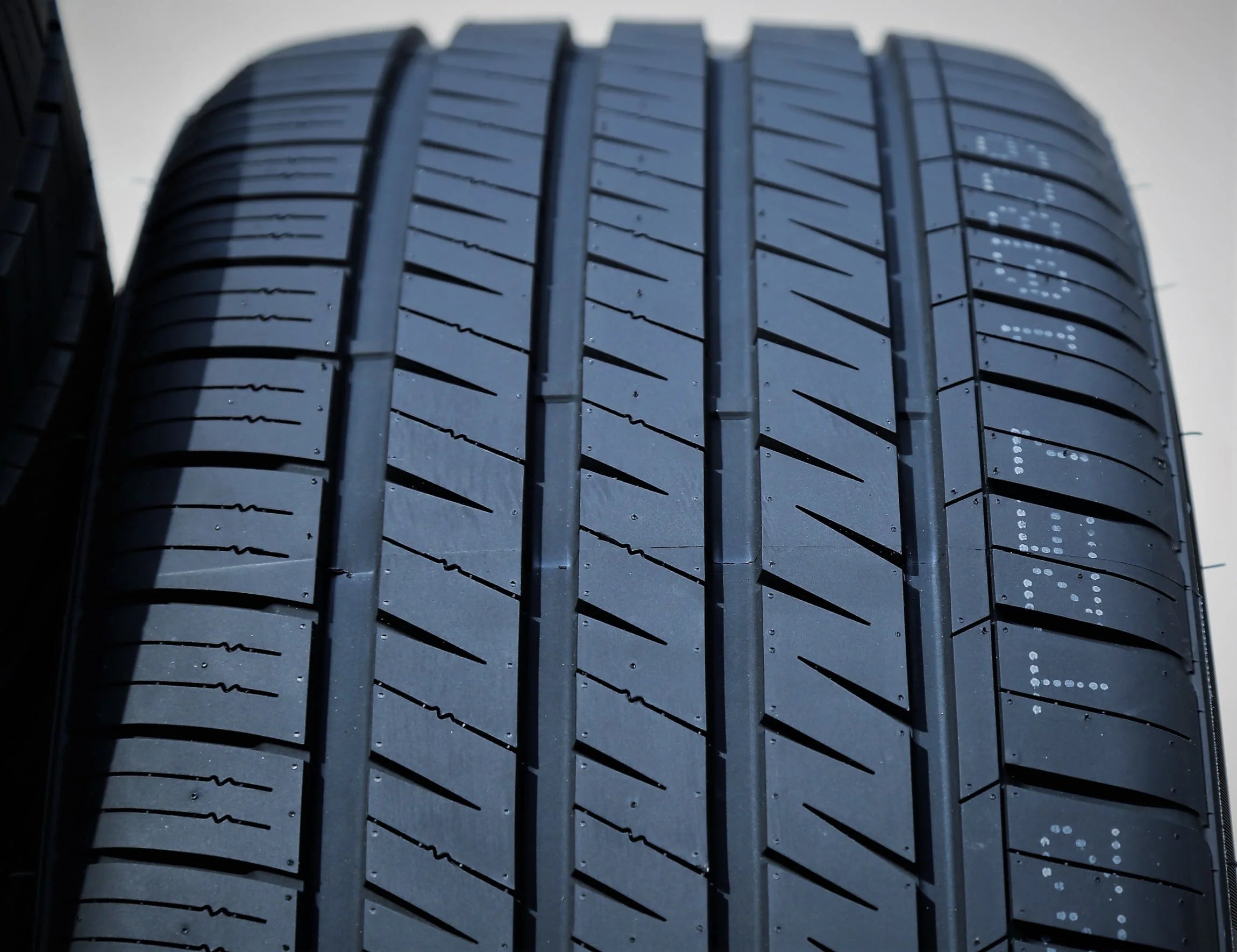 2(2) On 255/35ZR20 97W XL AS high performance tires