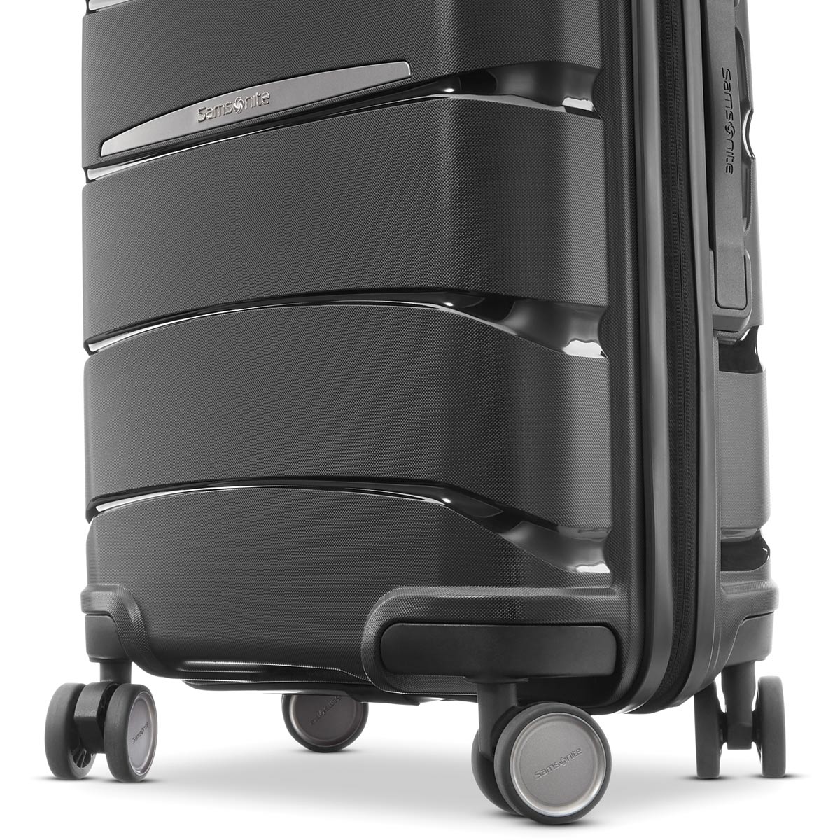 Samsonite Outline Pro 22x14x9 Carry On Spinner(Midnight Black)